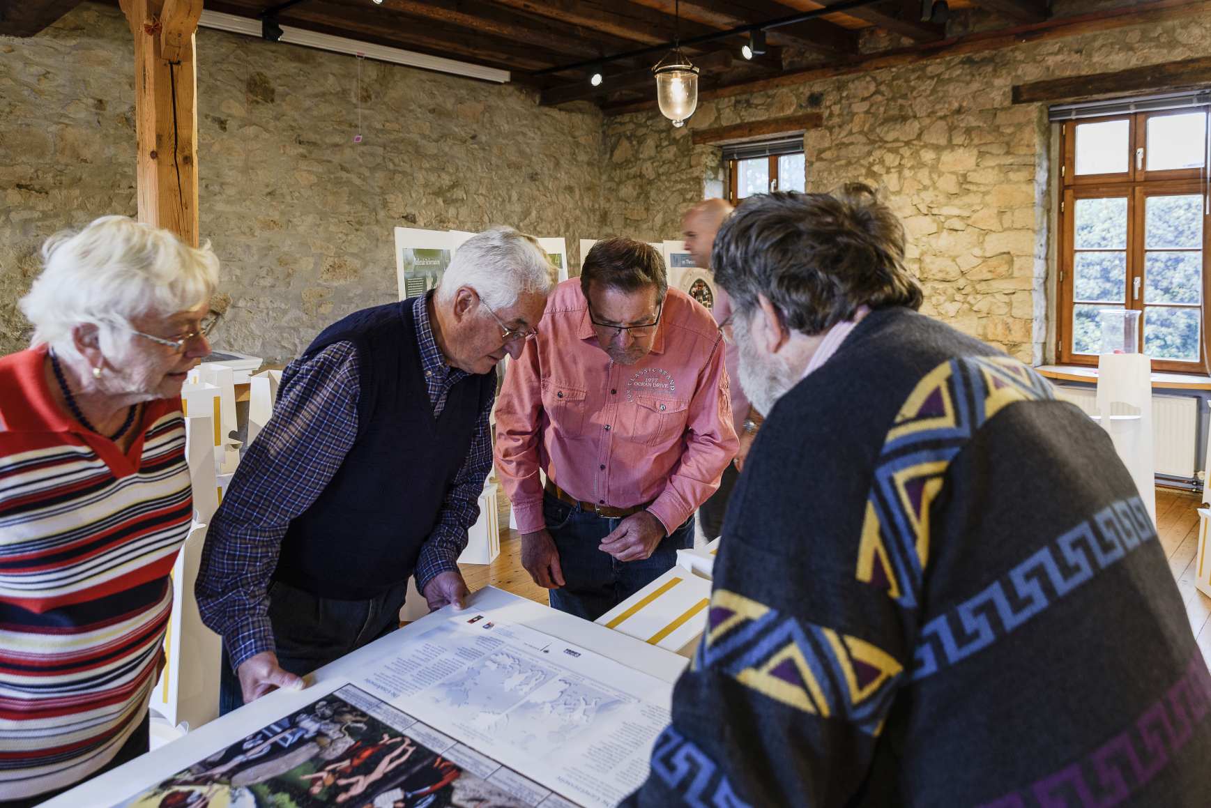Mitglieder der Vorbereitungsgruppe beim Konzipieren und Aufbau der Luther-Ausstellung 2017