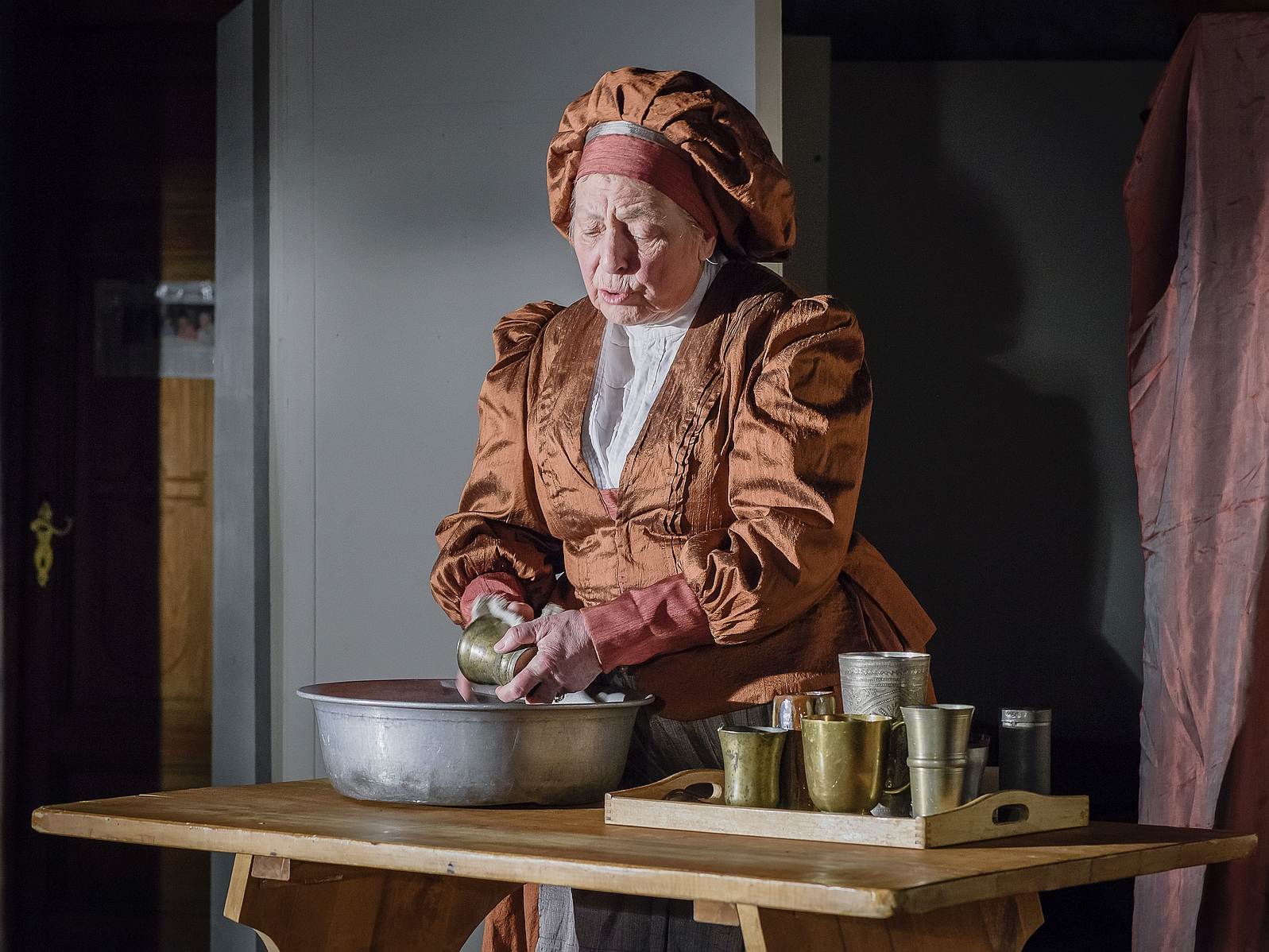 Geschirr spülend sagte sie ihrem Luther die Meinung. Elisabeth Förster als Lutherin im Heimatmuseum in Münster (Foto: Peter Panknin)