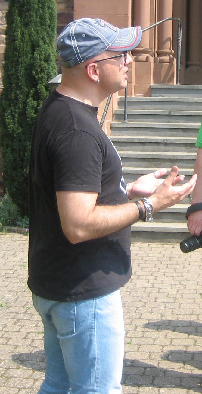 Der Vorsitzende des HGV erläutert die Kirche der ABtei St. Hildegard