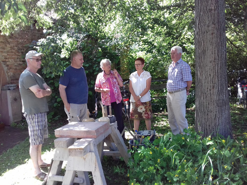 Steinmetz Richard Löbig (Zweiter von links) zeigte im Juni seine Kunst