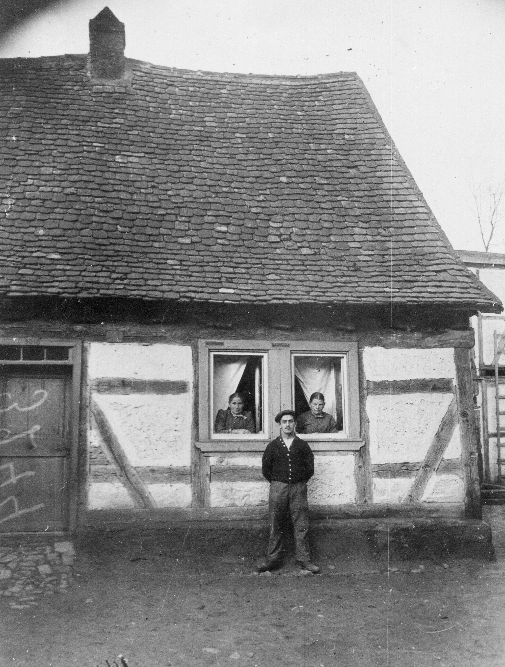 Ein Haus in der Hintergasse? Aber welche Nummer, welche Besitzer? Wer ist zu sehen? Ein Haus in der Hintergasse? Aber welche Nummer? Wer ist zu sehen?