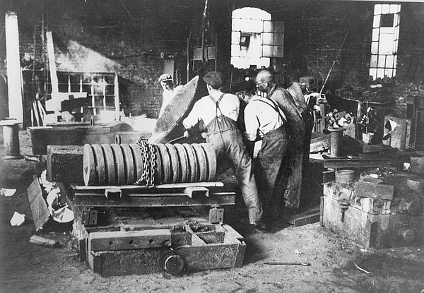 Die Arbeiter der Eisengießerei bei ihrer schweren Arbeit.