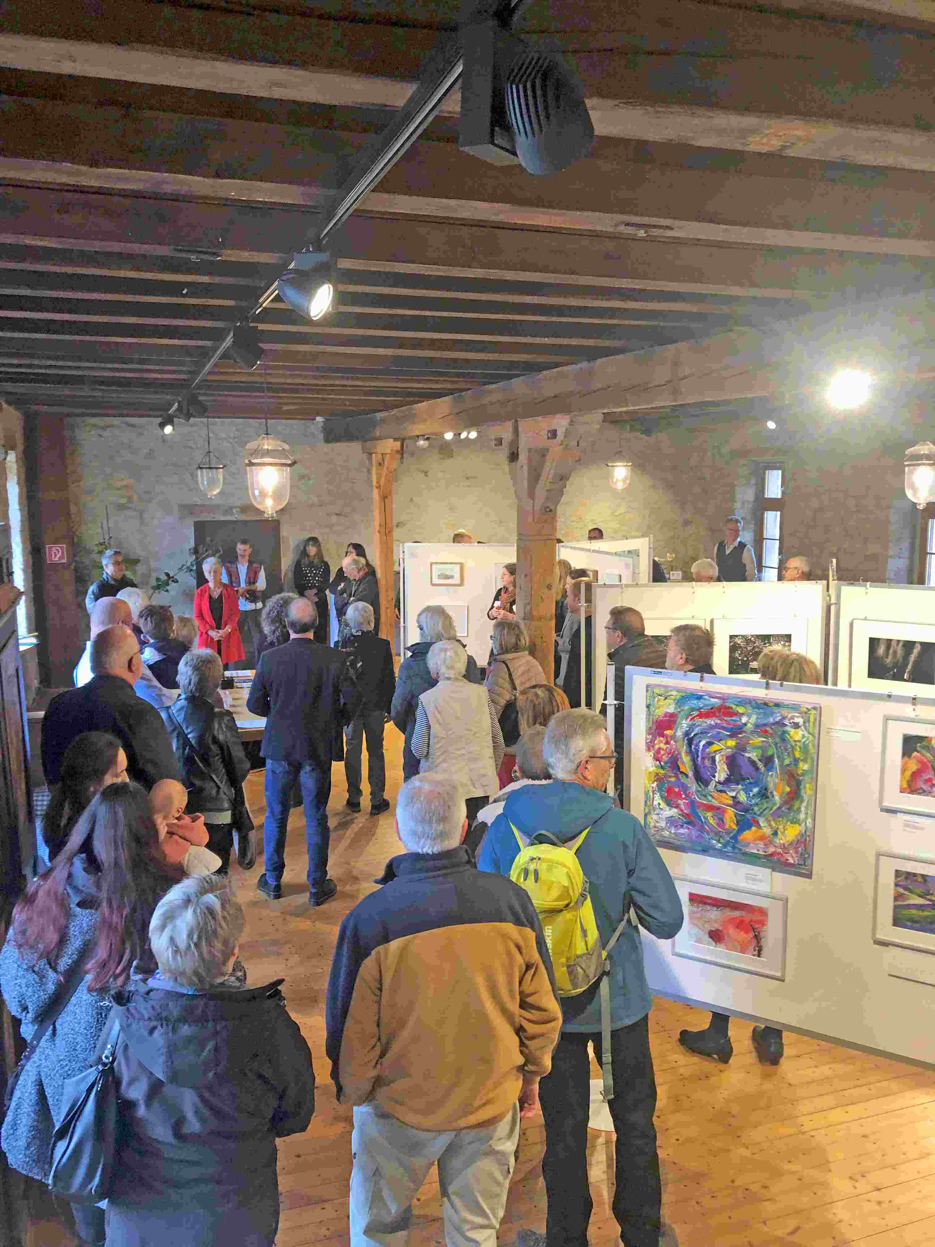 Viele Interessierte besuchen die Ausstellung der heimischen Künstlerinnen und Künstler. (Foto: Gemeinde Münster)