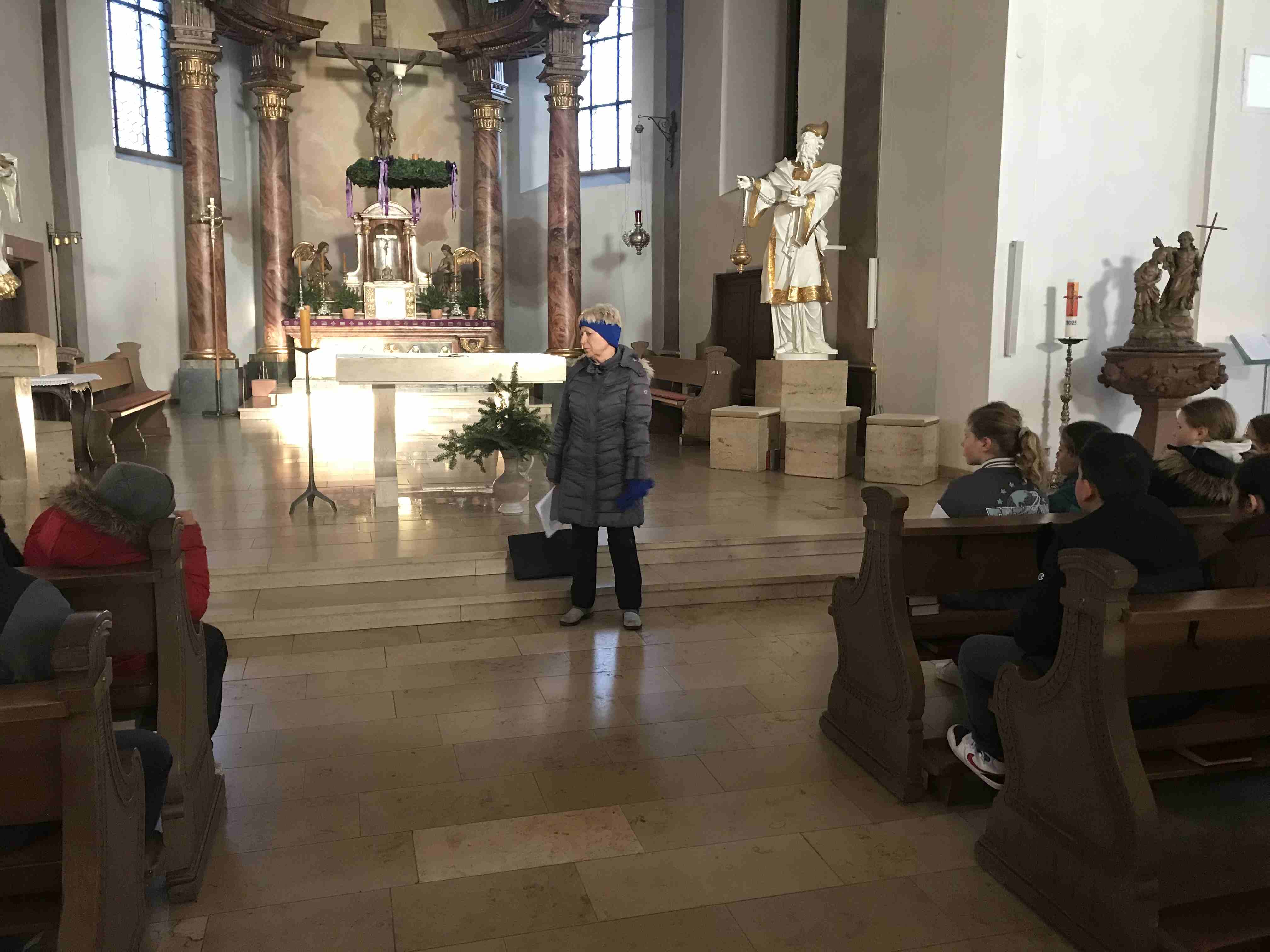 Inge Eckmann erklärt die Katholische Pfarrkirche St. Michael