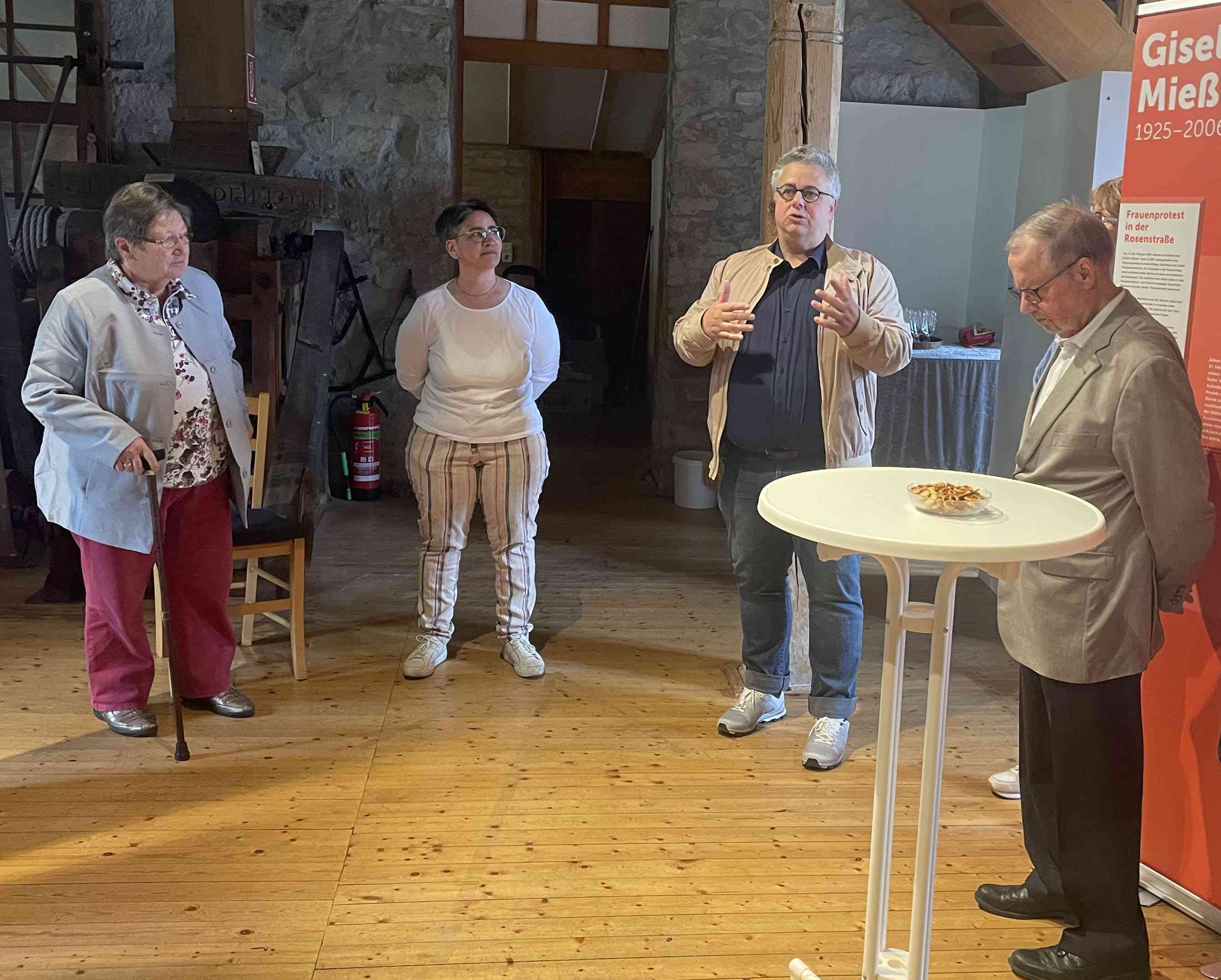 Margarete Elster, Patricia Bombala, Bürgermeister Joachim Schledt und der erste Beigeordnete Norbert Schewe (von links) bei der Ausstellungseröffnung