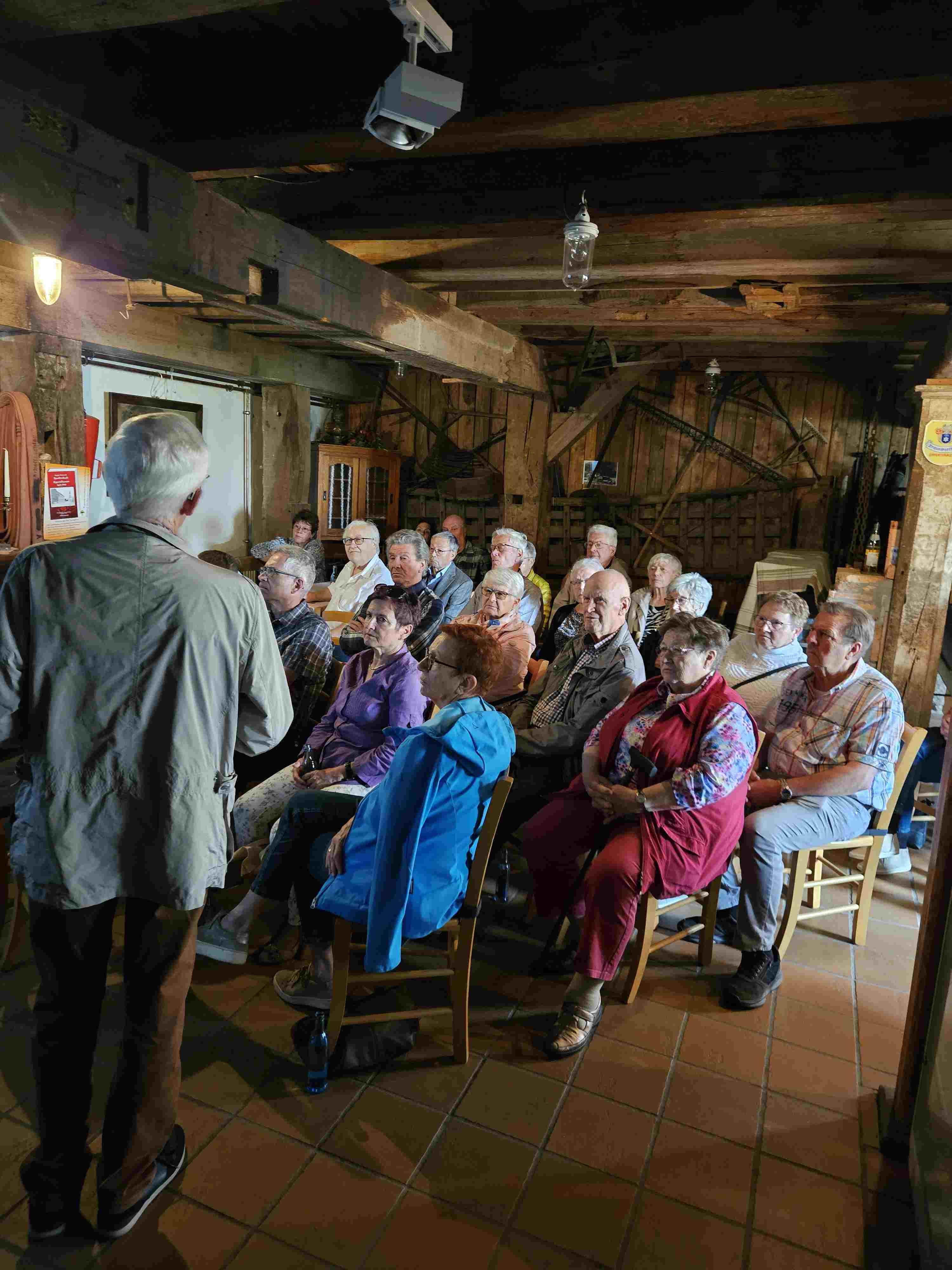Werner Ellermann bei seiner Präsentation im gut besuchten Café des Heimatmuseums.